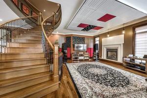 casa canadense luxuosa com piso de madeira maciça e escadas foto