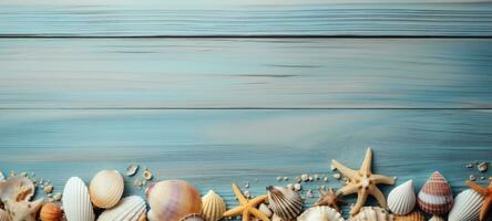 conchas do mar em madeira e areia verão, ai foto