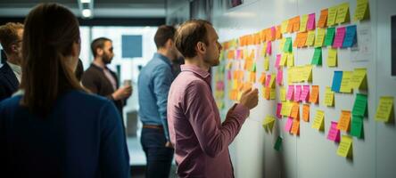 postit postar isto o negócio escritório chuva de ideias com trabalho em equipe, ai foto