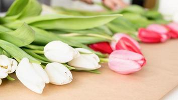tulipas frescas em papel de embrulho artesanal, vista frontal
