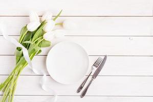 mesa festiva em placa branca, placa branca e tulipas