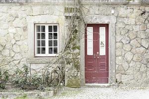 porta e janela velhas e abandonadas foto