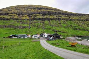 ao redor da vila de Tjornuvik nas ilhas Faroe foto