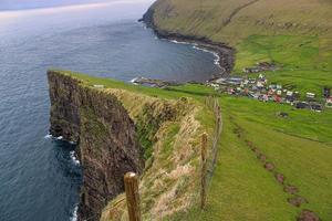 ao redor da vila de gjogv nas ilhas Faroe foto