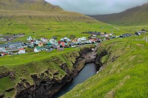 ao redor da vila de gjogv nas ilhas Faroe foto