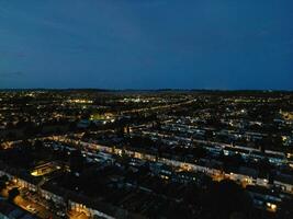 aéreo Visão do iluminado residencial distrito do luton cidade do Inglaterra foto