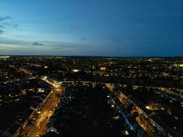 aéreo Visão do iluminado residencial distrito do luton cidade do Inglaterra foto