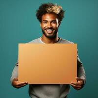 bonito jovem homem segurando uma em branco Folha do papel foto