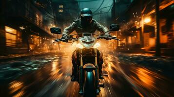 motociclista equitação em a estrada dentro a cidade às noite. foto