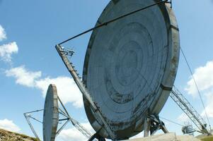 velho e ampla em desuso rádio antenas foto