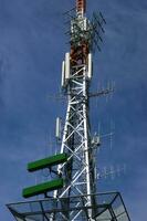 uma torre com antenas foto