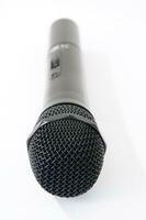 uma microfone em uma branco fundo foto