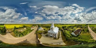 cheio hdri 360 panorama aéreo Visão em vermelho tijolo neo gótico católico Igreja dentro campo ou Vila dentro equirretangular projeção com zênite e nadir. vr ar conteúdo foto