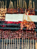 fundo do indonésio Comida satay ser grelhado sobre quente carvão foto