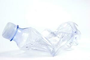 plástico garrafas estão espalhados em uma branco superfície foto