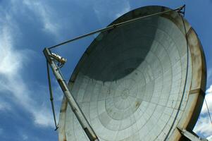 velho e ampla em desuso rádio antenas foto