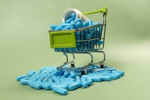 azul remédio cápsula dentro miniatura compras carrinho foto