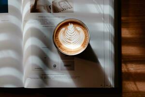 uma livro e café café com leite arte dentro uma lindo luz solar chegando através persianas foto