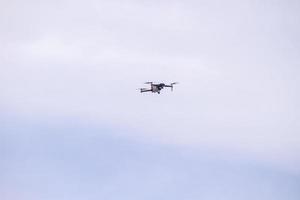 drone sobrevoando a praia de copacabana no rio de janeiro, brasil