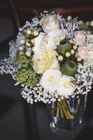 buquê de rosas e flores usado para um casamento