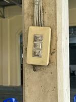 uma branco luz interruptor em a velho de madeira pólo foto