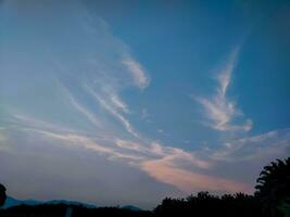 lindo Visão do a céu às crepúsculo foto