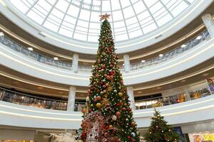 imagem do grande decorado Natal árvore foto