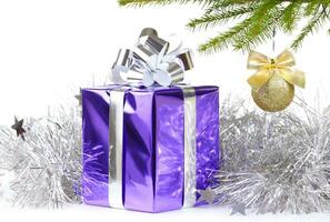 caixa com Natal presente e decorações foto