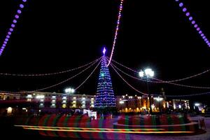 a Principal Natal árvore e festivo iluminação em soviético quadrado dentro Grodno foto