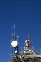 uma torre com antenas foto