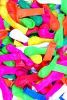 uma pilha do colorida plástico balões foto