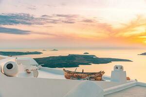 fantástico pôr do sol viagem paisagem, luxo verão período de férias fundo. surpreendente tarde Visão do boa, caldeira vulcão do santorini, Grécia com cruzeiro navios às pôr do sol. inspirar romântico e pacífico Visão foto