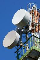 uma célula telefone torre com dois antenas foto