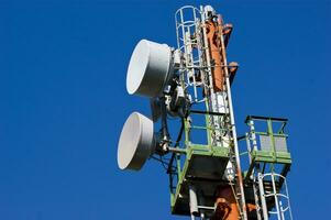 uma célula telefone torre com dois antenas foto