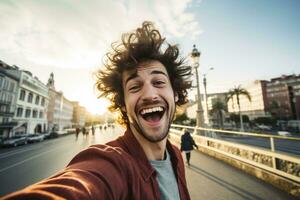 jovem homem levando selfie dentro a ruas foto