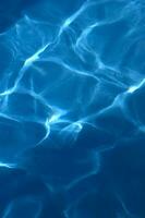 azul água dentro uma natação piscina foto