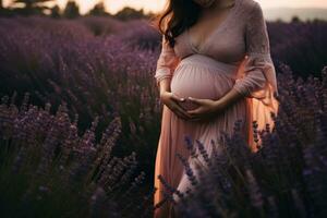 lindo grávida mulher dentro lavanda campo às pôr do sol. feliz gravidez, barriga do uma grávida mulher dentro uma lavanda campo, ai gerado foto