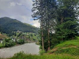 cênico Visão do a natural beleza do tao bunda, Neelum vale, caxemira. tao bunda é famoso para Está exuberante verde árvores e natural beleza. foto