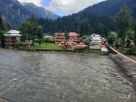 cênico Visão do a natural beleza do tao bunda, Neelum vale, caxemira. tao bunda é famoso para Está exuberante verde árvores e natural beleza. foto