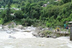 lindo Visão do kutton cachoeira, Neelum vale, caxemira. kutton cascata é localizado dentro a exuberante verde colinas do Neelum vale, caxemira. foto