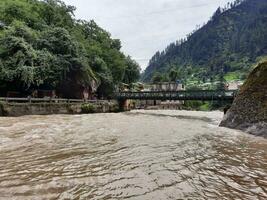 lindo Visão do kutton cachoeira, Neelum vale, caxemira. kutton cascata é localizado dentro a exuberante verde colinas do Neelum vale, caxemira. foto