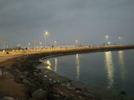 lindo manhã Visão do al qunfudhah praia, saudita arábia. a luzes em a de praia estão criando uma lindo cena dentro a manhã. foto