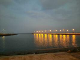 lindo manhã Visão do al qunfudhah praia, saudita arábia. a luzes em a de praia estão criando uma lindo cena dentro a manhã. foto