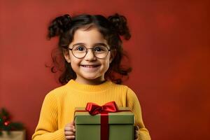 retrato do sorridente fofa menina com encaracolado cabelo segurando uma presente caixa com fita. generativo ai foto