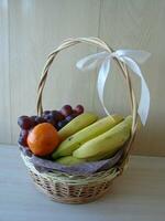 composição com sortido frutas dentro vime cesta isolado em branco foto