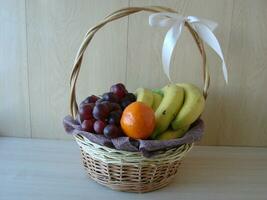 composição com sortido frutas dentro vime cesta isolado em branco foto