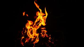 flamejante chamas em uma Preto fundo foto