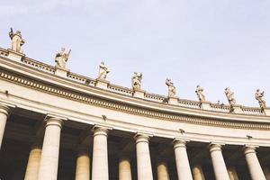 esculturas de mármore dos papas em st. Praça Peter na Cidade do Vaticano