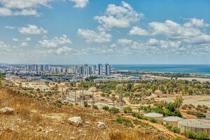 Visão do a não peres distrito do haifa, a estádio e a mar costa foto