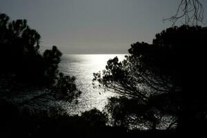 costa brava e caminho costeiro ao longo da costa acidentada do norte da catalunha, espanha foto